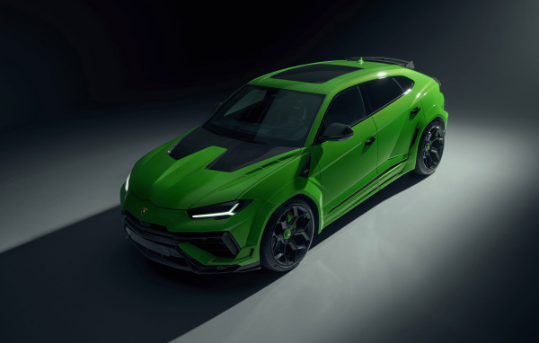 Вид сверху на автомобиль Lamborghini Urus на черном фоне