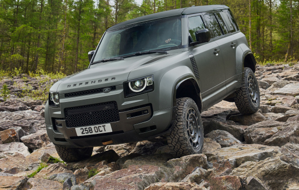 Внедорожник Land Rover Defender OCTA 2024 года на камнях