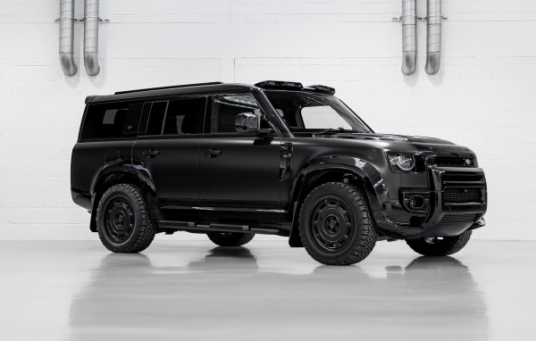 Большой черный автомобиль Land Rover Defender Widetrack 2024 года