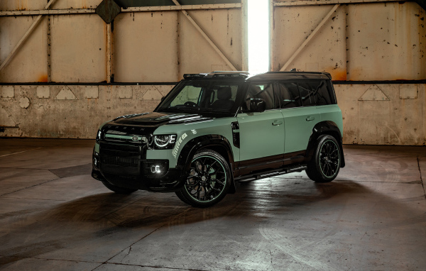 Вид спереди на автомобиль Land Rover Defender Widetrack 2024 года