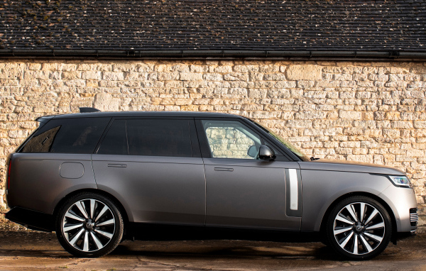 Вид сбоку на автомобиль Range Rover SV Burford Edition 2024 года