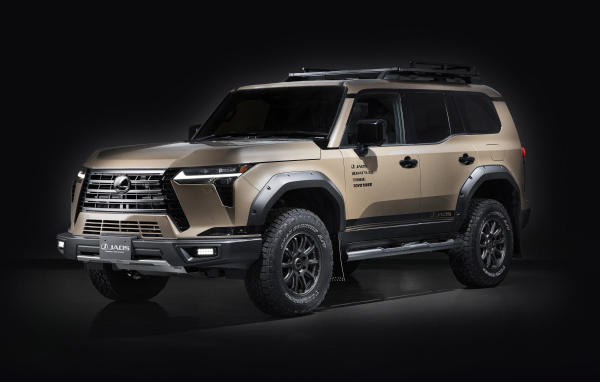 Внедорожник  Lexus GX 550 Overtrail 2024 года на черном фоне