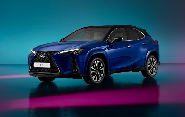 Синий автомобиль Lexus UX 300h F SPORT 2024 года