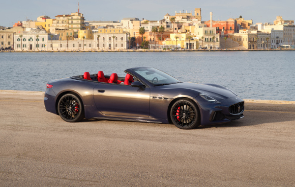 Кабриолет Maserati GranCabrio Trofeo 2024 года у воды