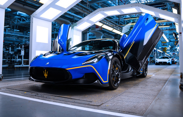 Синий Maserati MC20 Tributo Modenese 2024 года с открытыми дверями