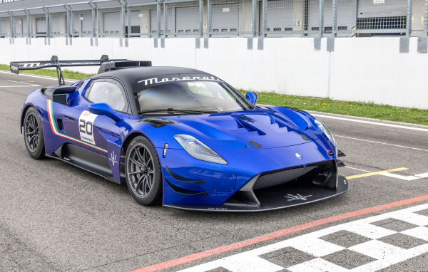 Синий автомобиль Maserati GT2  на трассе