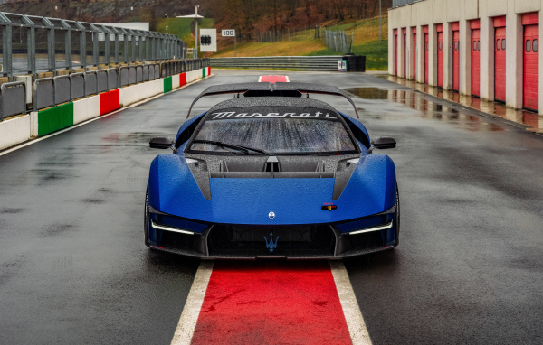 Синий автомобиль Maserati MCXtrema