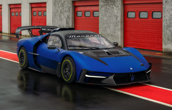 Синий быстрый автомобиль Maserati MCXtrema