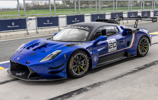 Синий спортивный автомобиль  Maserati GT2