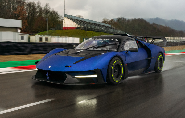 Синий спортивный автомобиль Maserati MCXtrema