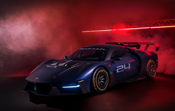 Дорогой спортивный автомобиль Maserati MCXtrema
