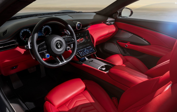 Салон автомобиля Maserati GranCabrio Trofeo 2024 года