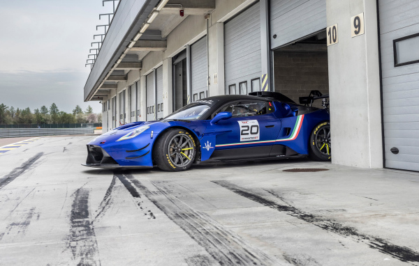 Автомобиль Maserati GT2 в гараже