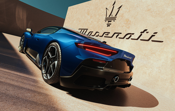 Вид сзади на автомобиль Maserati MC20