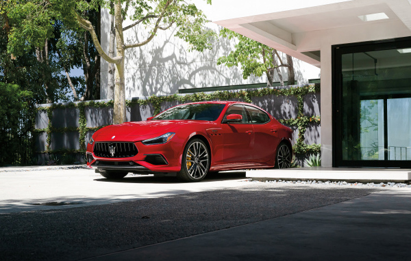 Красный автомобиль Maserati Ghibli Trofeo у дома