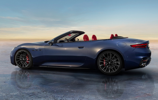 Вид сбоку на автомобиль Maserati GranCabrio Trofeo 2024 года