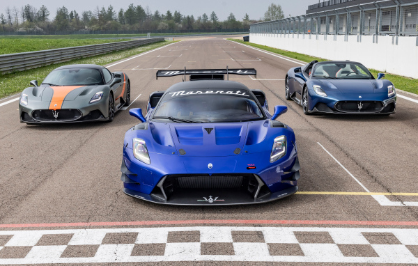 Спортивные автомобили Maserati MC20 на старте