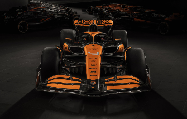 Быстрый гоночный автомобиль McLaren MCL38 2024 года вид спереди