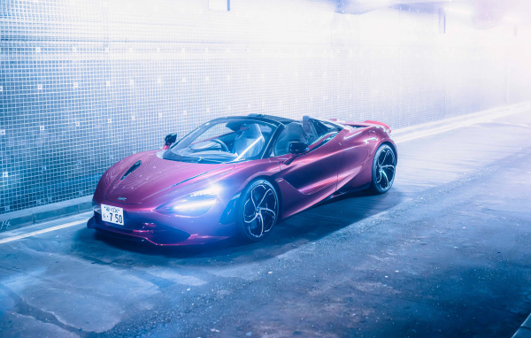 Красивый быстрый автомобиль McLaren 750S Spider