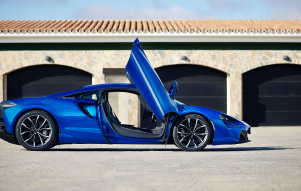 Синий автомобиль McLaren Artura с открытыми дверями