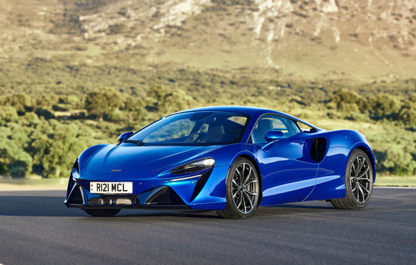 Синий быстрый автомобиль McLaren Artura