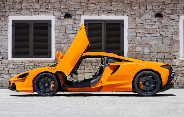 Быстрый McLaren Artura с открытыми дверями