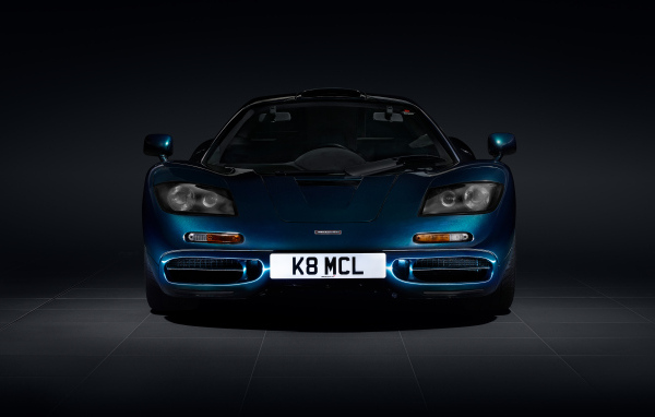 Вид спереди на спортивный автомобиль McLaren F1