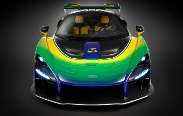Вид спереди на автомобиль McLaren Senna Sempre 2024  года