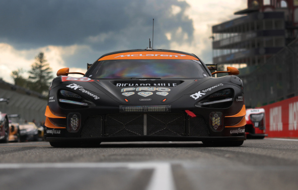 Вид спереди на гоночный автомобиль McLaren GT3 EVO