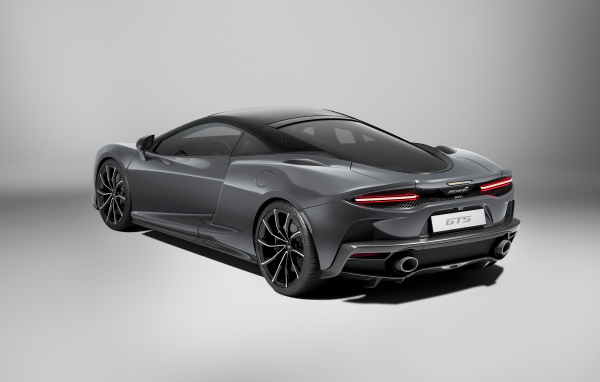 Серый автомобиль McLaren GTS 2024 года вид сзади