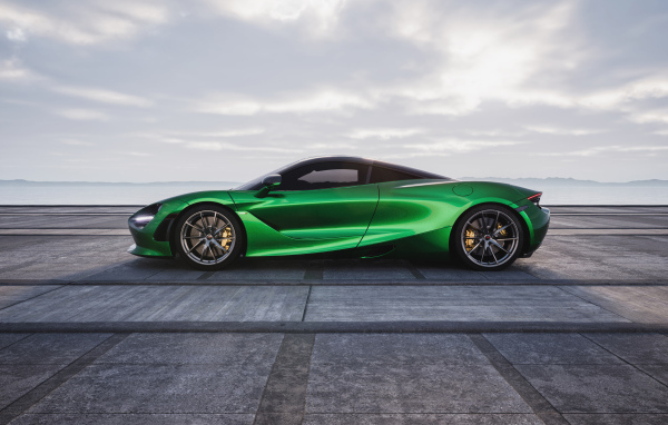Зеленый автомобиль McLaren 720S CGI на фоне неба