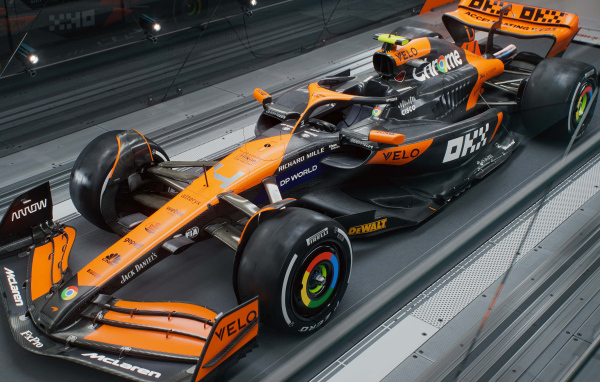 Гоночный McLaren MCL38 вид сверху