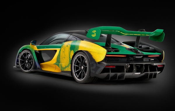 Вид сзади на автомобиль McLaren Senna Sempre 2024  года на сером фоне
