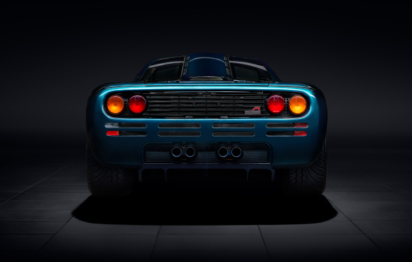 Вид сзади на автомобиль McLaren F1