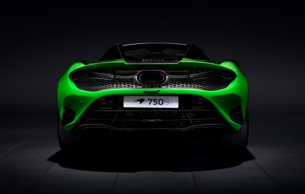 Вид сзади на зеленый автомобиль McLaren 750S
