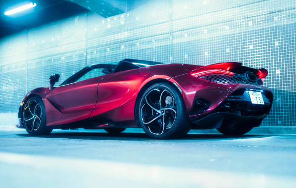 Вид сзади на красный автомобиль McLaren 750S Spider