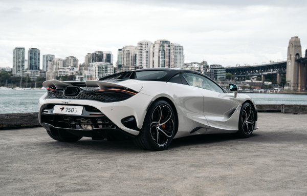 Вид сзади на автомобиль McLaren 750S Spider