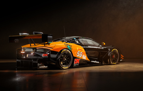 Вид сзади на быстрый автомобиль McLaren 720S GT3 EVO