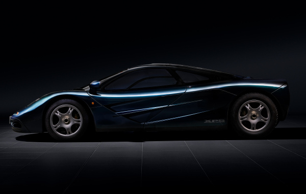 Вид сбоку на черный дорогой автомобиль McLaren F1