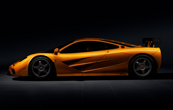 Вид сбоку на оранжевый автомобиль  McLaren F1 LM
