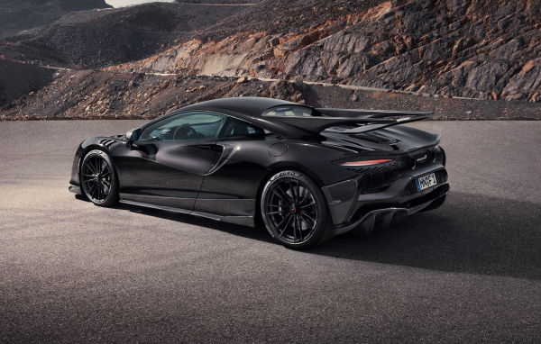 Вид сбоку на черный автомобиль Novitec McLaren Artura 2024 года