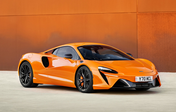 Вид на быстрый автомобиль McLaren Artura