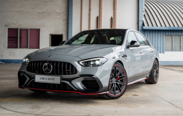 Автомобиль Mercedes-AMG C 63 S E Performance F1 Edition 2024 года