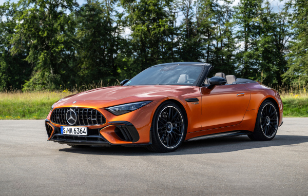 Оранжевый автомобиль Mercedes-AMG SL 63 S E Performance 2024  года