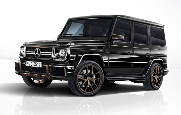 Черный джип Mercedes-AMG G65 на белом фоне