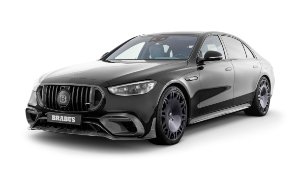 Черный автомобиль Mercedes-AMG S 63 E Performance Brabus 930 на белом фоне