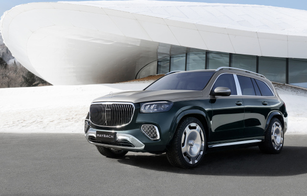 Черный автомобиль Mercedes-Maybach GLS 600 4MATIC 2024 года