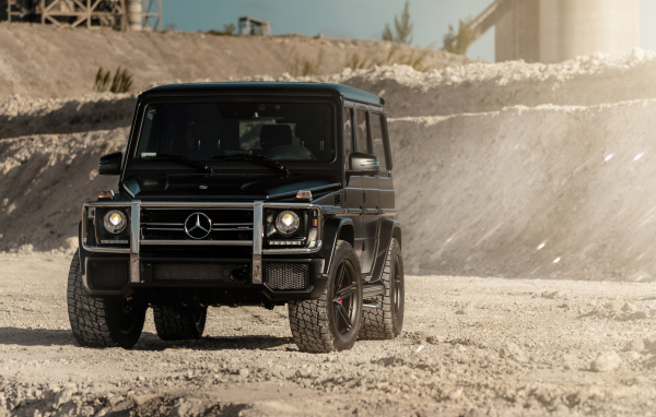 Черный джип Mercedes G Wagon в горах