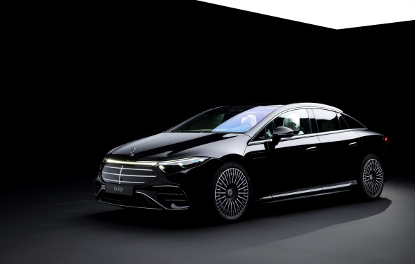 Черный стильный автомобиль Mercedes-Benz EQS 580 4MATIC AMG Line Manufaktur Selection 2024 года