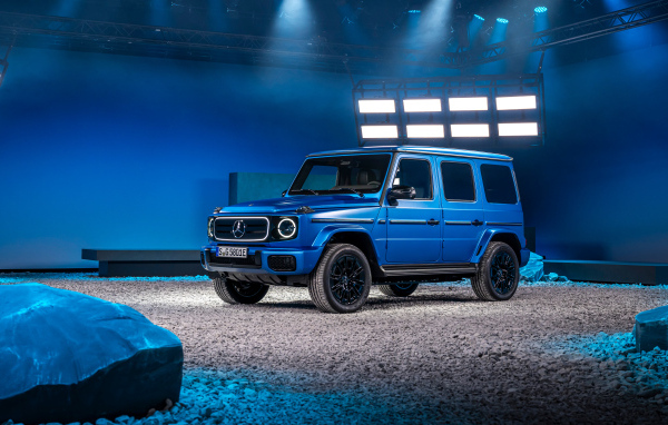 Синий внедорожник  Mercedes-Benz G 580 With EQ Technology Edition One 2024  года в здании